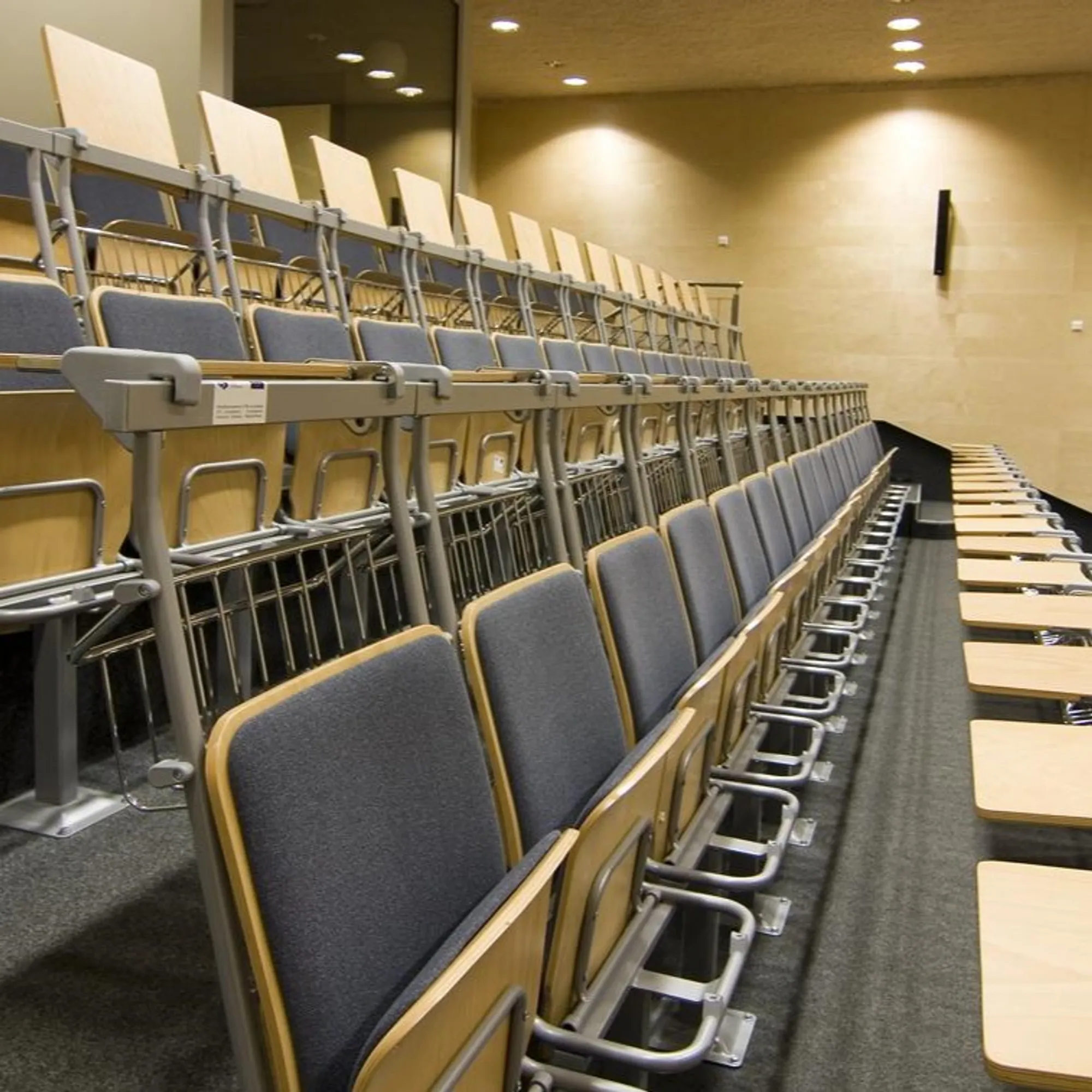 kantoorinrichting-auditorium-collegezaal-stoel-toc-zaalinrichting