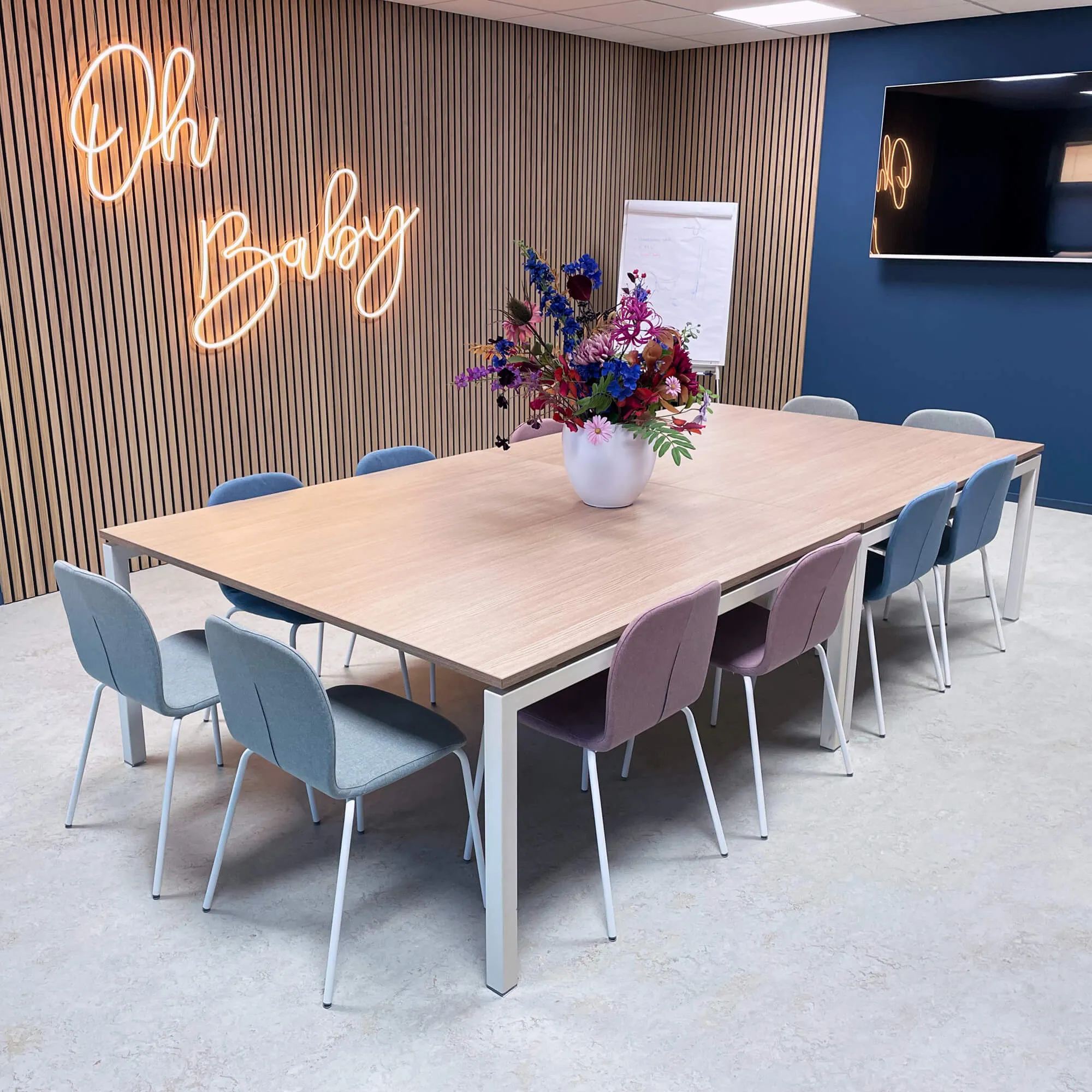 Het Kraamcentrum kantoorinrichting palmberg vergadertafel