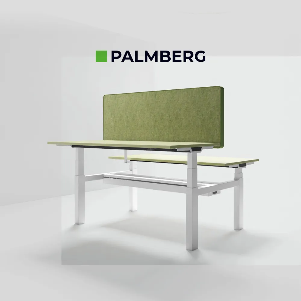 kantoor-palmberg-bench-1000x1000px Een vierkant vlak met daarop het zwarte logo van Palmberg en een Palmberg bench met akoestisch paneel