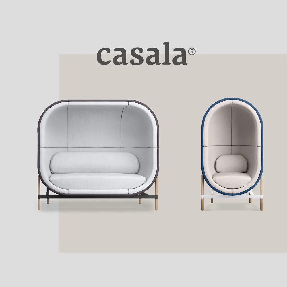 kantoorinrichting-casala-capsule-1000x1000px Een vierkant vlak met daarop het grijze logo van Casala en enkele Casala producten