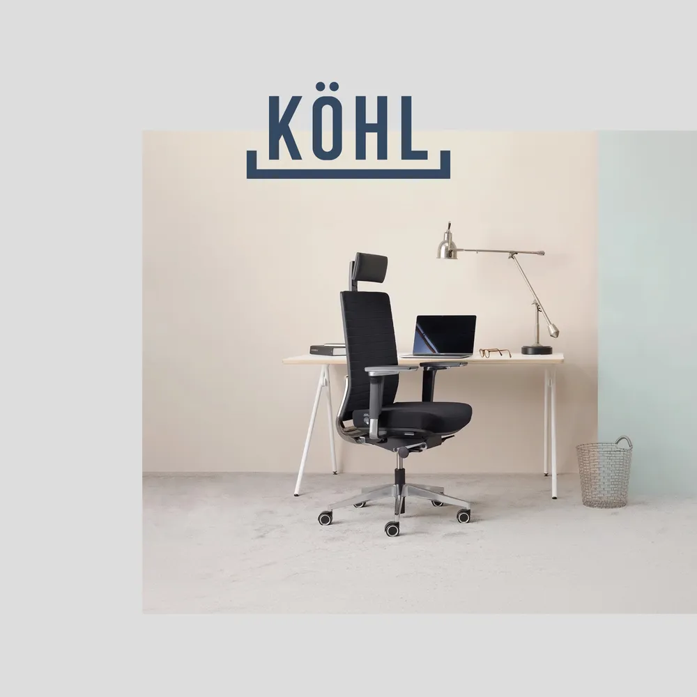 kantoor-kohl-anteo-1000x1000px Een vierkant vlak met daarop het blauwe logo van Köhl en een Köhl bureaustoel